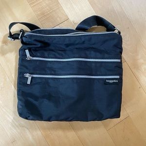 Like new Blk Baggallini crossbody - many pockets!